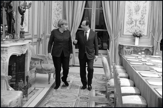 PARIS: Hollande welcomes Merkel at Elysee Palace