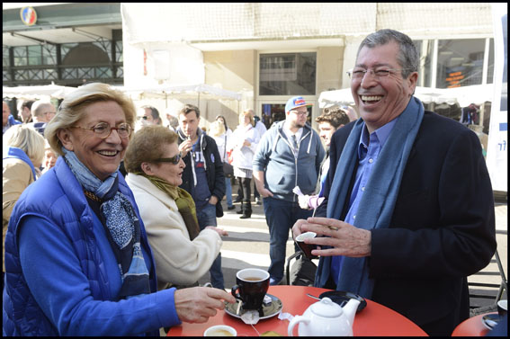Levallois-Perret: Patrick Balkany walking on a market