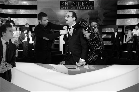 Aubervilliers: Hollande on TV channel TF1 en direct avec les Francais