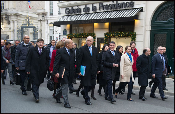 Paris: French government walks to Elysee Palace