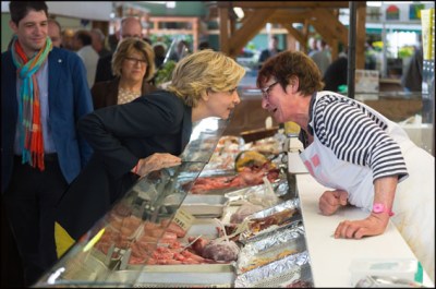 Viry-Chatillon: Pecresse sur un marche
