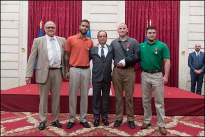 French President Francois Hollande poses with British businessman Chris Norman and off-duty US servicemen Anthony Sadler, Spencer Stone, and Alek Skarlatos during a reception in their honor at the Elysee Palace Paris, FRANCE-24/08/2015