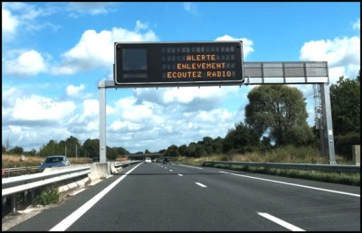 Panneaux affichage sur l'A20, alerte enlevement. Issoudin, FRANCE-17/07/2015