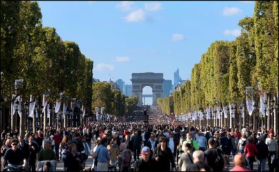 Champs Elysee. First edition of hthe free car day Paris, FRANCE-27/09/2015