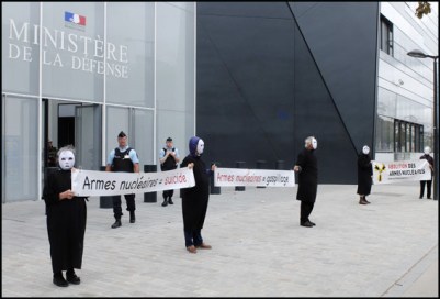 Manifestation contre les armes nucléaires devant le ministere de le Defense a Balard. Paris, FRANCE-04/09/2015