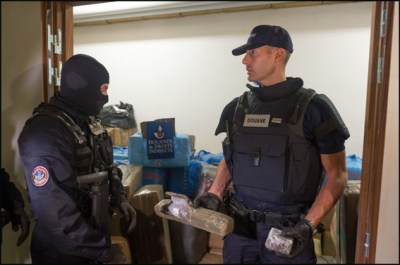 Customs and drug, cannabis. French President Francois Hollande and the French Finance Minister Michel Sapin at a press conference after the seizure of 7.1 tons of cannabis through the customs in Paris. Paris, FRACE-18/10/2015