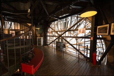 Haut d'un cadran. La Tour de l'Horloge de la gare de Lyon. Son beffroi est une tour carrée haute de 67 metres et portant des cadrans d'horloge sur ses quatre faces. La gare de Lyon, dessinee par l'architecte toulonnais Marius Toudoire pour l'Exposition universelle de 1900 dispose d'une façade sur la place Louis-Armand et d'une tour horloge recouverte d'un dôme en zinc. Dans l'esprit de l'Exposition universelle de 1900, pour laquelle la gare a ete construite, un escalier en colimacon, bois et métal, traverse l'edifice jusqu'a son clocheton. Le tout entoure de poutrelles metalliques. Au deuxième palier, vous etes derriere les quatre cadrans, 6,5 m de diametre chacun une aiguille des minutes de 38 kg et qui pese 38 kg. Jusqu'en 1929, chaque cadran était illumine par 250 lampes a pétrole. Au dernier etage, après presque 400 marches d'escalier, une autre merveille : une vue rare sur Paris. Sur la gare de Lyon bien sûr, mais aussi sur la Bastille et le Sacré-Cœur. Paris, FRANCE-21/01/2016