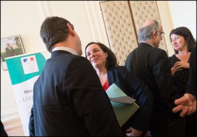 Emmanuelle Cosse. Emmanuelle Cosse, ministre du Logement, et Christian Eckert, secretaire d'Etat charge du Budget, ont recu le rapport du groupe de travail preside par Dominique Figeat, president de l'Observatoire regional du foncier d'Ile-de-France sur le programme d'actions en faveur de la mobilisation du foncier et la relance de l'amenagement operationnel. Paris, FRANCE-14/03/2016