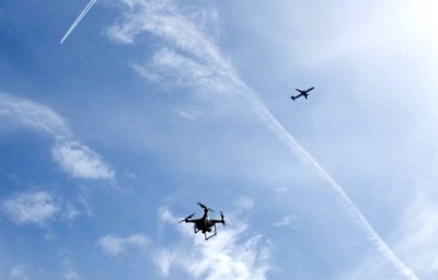 Un drone en premier plan avec avec un avion commercial audessus. Un avion de la compagnie irlandaise AIR Lingus aurait evite un drone dans l'espace aerien francais selon BFMTV. Paris, FRANCE-21/04/2016
