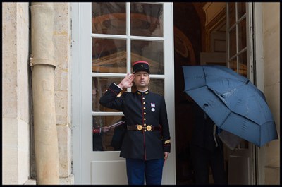 Un garde Republicain salue un parapluie a Matignon. Paris, FRANCE-30/05/2016