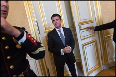 Manuel Valls. French Prime Minister Manuel Valls poses next to French violonist Didier Lockwood after he received his report entitled ' Pass on music today' and focused on children's music learning in France. Paris, FRANCE-21/06/2016