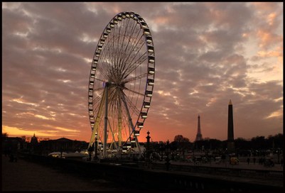 La Grande Roue " the Great Ferris Wheel " (Big Wheel) . Atmosphere during sunset at Place de la Concorde. Paris, FRANCE-16/12/2016